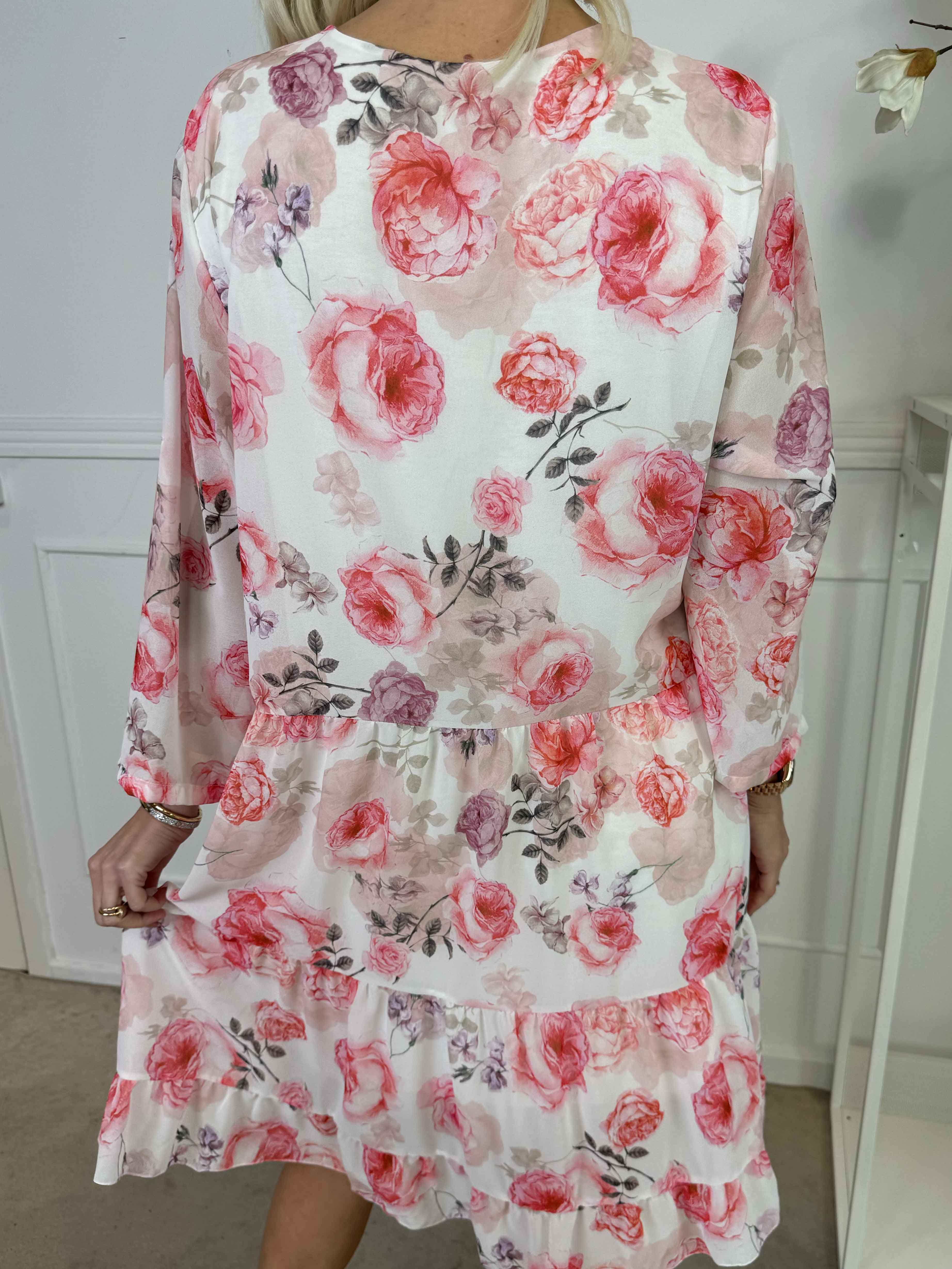 Stella - Blommig chiffongklänning med underkjol i viskos